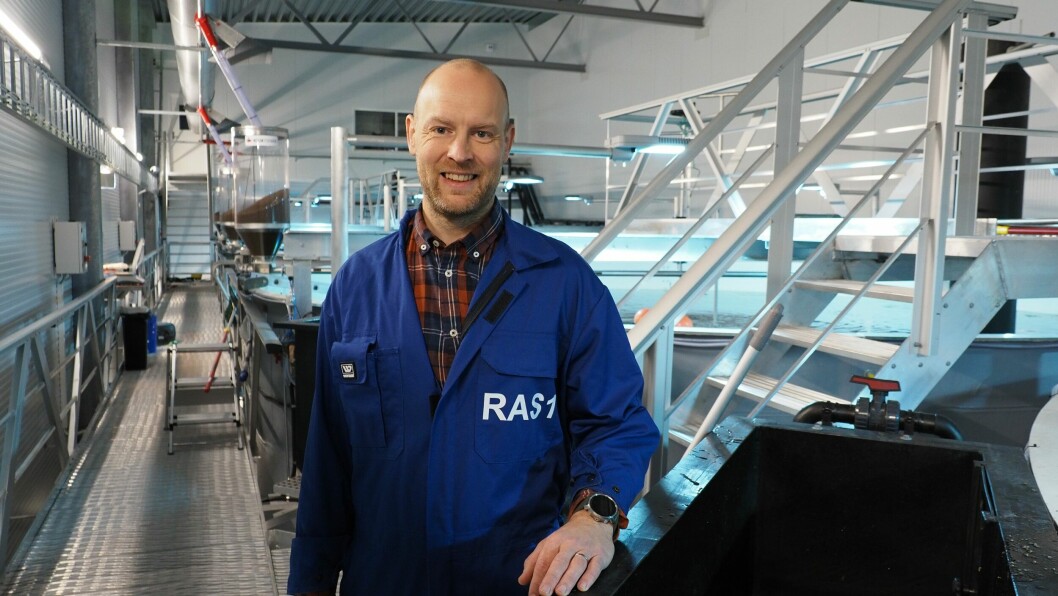 Daglig leder Sigmar Arnarsson i Elvevoll Settefisk mener investeringen selskapet har gjort på RAS har vært fornuftig, med tanke på bedre smoltkvalitet, først på land – og deretter i sjø. Foto: Elvevoll Settefisk.