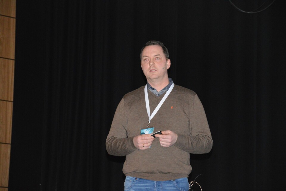 Kjetil Heggen i lerøy Seafood group, snakket om skjul og fordelene med å ha de samlet på et sted i merden. Foto: Therese Soltveit.