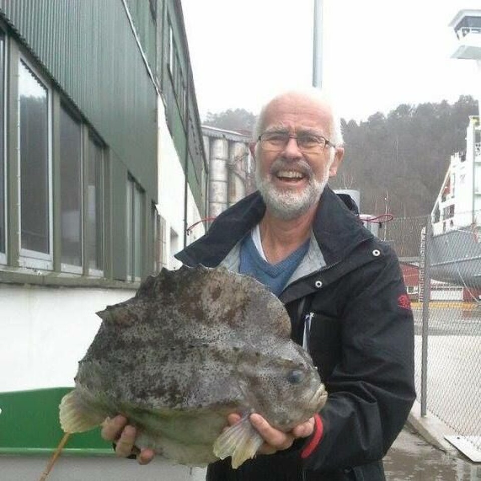 Erlend Waatevik her sammen med en rimelig svær rognkjeks som blir brukt som stamfisk. Foto: privat.