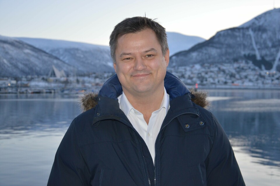 Bjørn-Erik Stabell, bransjeansvarlig for laks og ørret foran kystens hus i Tromsø. Foto: Therese Soltveit.