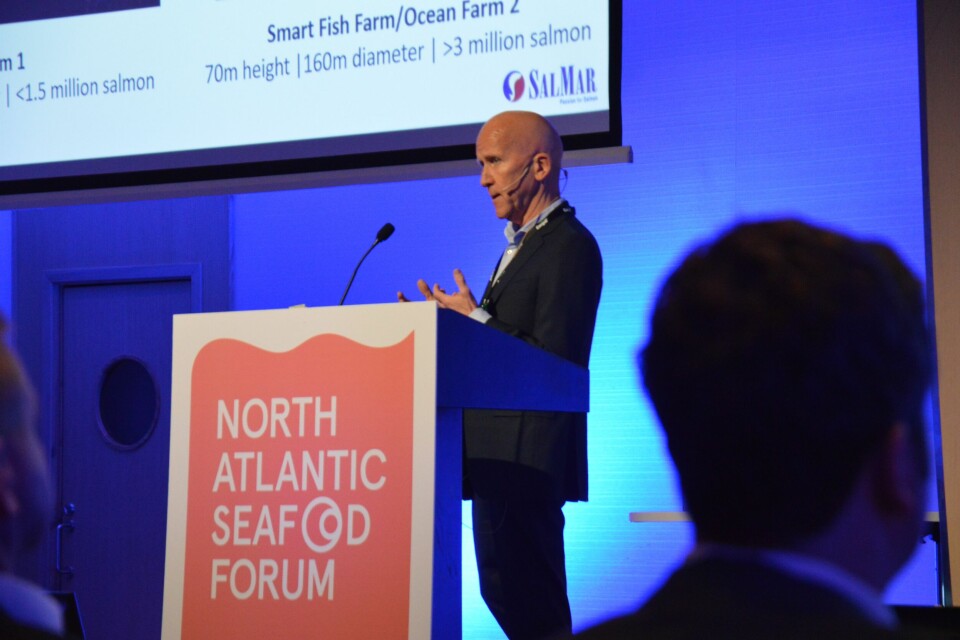 Atle Eide snakket på NASF-konferansen om offshoreteknologien som selskapet har utviklet på «Ocean Farm 1» og litt om planene for deres «Smart Fish Farm», som er vesentlig større og skal plasseres enda mer eksponert. Foto: Therese Soltveit. Atle Eide snakket på NASF-konferansen om offshoreteknologien som selskapet har utviklet på «Ocean Farm 1» og litt om planene for deres «Smart Fish Farm», som er vesentlig større og skal plasseres enda mer eksponert. Foto: Therese Soltveit.