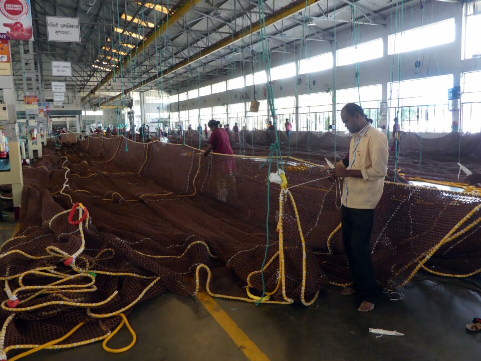 Nordlaks sin Havfarm 1 skal utstyres med seks nøter på 47x47 meter, laget av HDPE iblandet kobber. Garware Techincal Fibers i India produserer nøtene på oppdrag fra Selstad. Produksjonen av notlinet skjer med moderne maskiner, mens det å sette det hele sammen til en ferdig notpose er håndarbeid. - Det er håndverk på høyt nivå de leverer, mener Steinar Hansen og Torstein Solberg fra Selstad. Foto: Pål Mugaas Jensen.