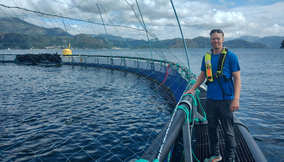 Bjørn Grønevik i Havkar Drift ute på anlegget på lokalitet Bleken.