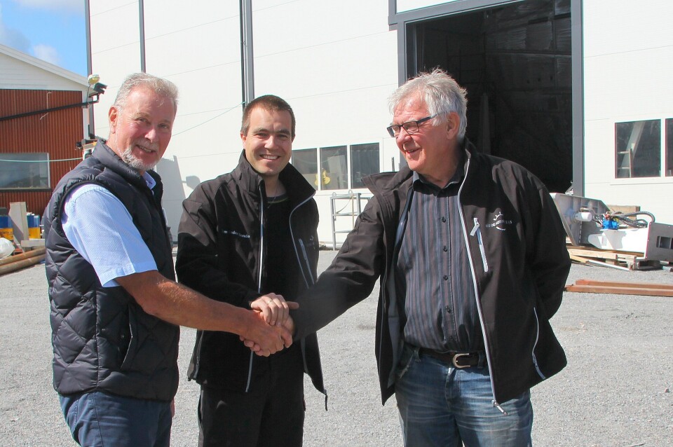 Styreleder Svein Ivar Larsen og Viplast AS (fra venstre) selger alle aksjene i Båt og Motorservice AS og ønsker Tom André Bondø og styreleder Gaute Horseng ved skipsverftet lykke til. – Vi er kommet til en god løsning, mener Horseng. Foto: Turid H. Finne.