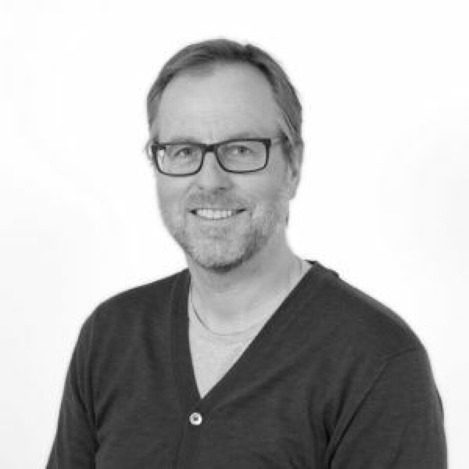 Prosjektleder Steingrim Holm opplyser de nå har fått merden på plass på lokaliteten og gjør de aller siste uttestingene. Klikk for større bilde. Foto: Midt-Norsk Havbruk.