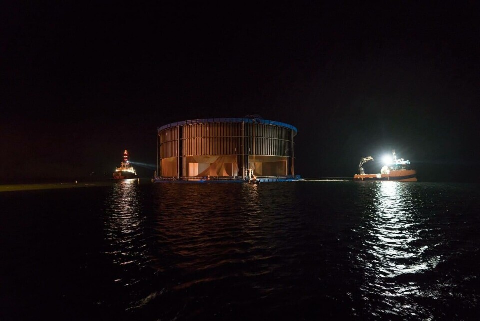 Natt til fredag i forrige uke kom Aquatraz-merden på plass på lokaliteten Eiterfjorden i Nærøy kommune. Foto: Midt-Norsk Havbruk.