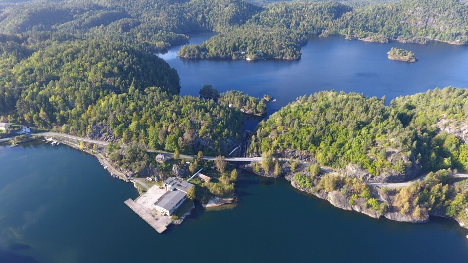 Fossing Storsmolt AS ligger nær grensen mellom Bamble og Kragerø kommune. Lokaliteten har vært i bruk im ange hundre år. Lona-vassdraget forsyner lokaliteten med 12 vann som rennerut ved Fossing Tresliperi. Nedslagsfeltet er på 70 kvadratkilometer. Selskapet eier vannrettighetene. Fra dammen renner vannet 17 meter ned til anlegget. Foto: Fossing Storsmolt.