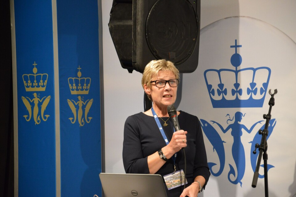 Fiskeridirektør Liv Holmefjord er stadig på talerstolen og forteller om direktoratets arbeid og tilsyn på ulike havbrukskonferanser. Foto: Therese Soltveit/Kyst.no.