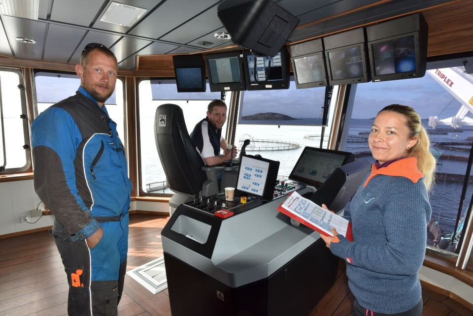 Gjennom de seks timene som laksen holdes i ferskvann om bord på MS Namsos, følges forholdene i tankene tett. Fra venstre driftsleder Kjell Arne Raaum (SalmoNor), skipper Erling Lorentzsen og veterinær Erika Kunickiene (Aquakompetanse). Foto: Tom Lysø.