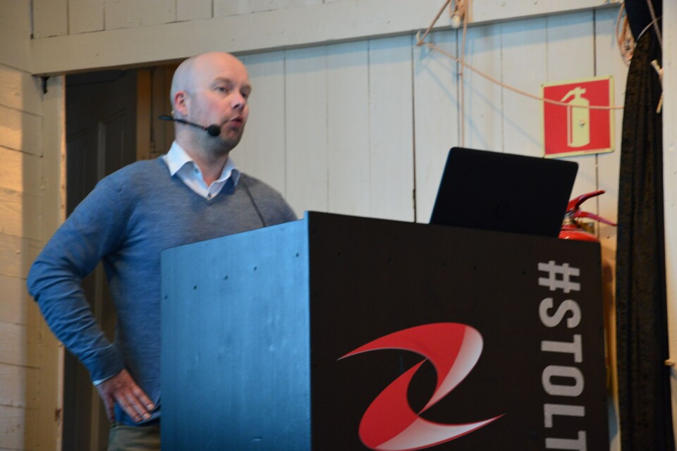 Øyvind Kileng, kvalitetsansvarlig i Ellingsen Seafood, forteller velvillig fra erfaringen deres med supersmolt. Foto: Ole Andreas Drønen