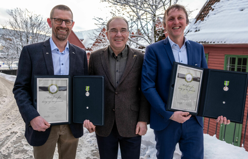 CEO Erik Osland (i midten) fekk dela ut Noregs Vel medaljar for lang og tru teneste til Kjetil Rørtveit og Bjarne A. Sjøthun, då selskapet var i Bergen for å feira jubilantane sine torsdag 8. februar.