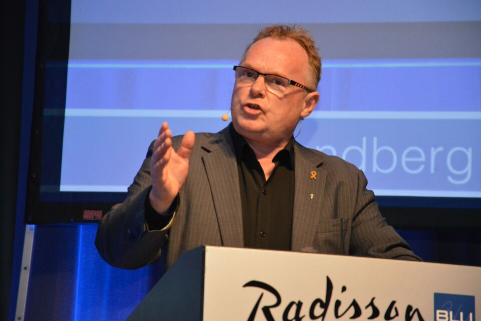 Fiskeriminister Per Sandberg inviterer til møte om laksedød. Foto: Therese Soltveit.