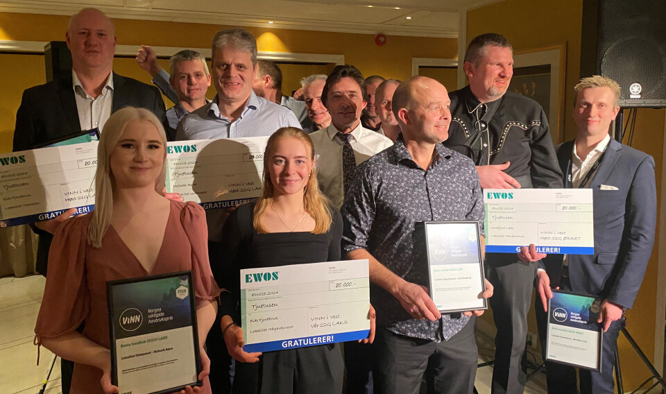 Bilde fra venstre, første rad: fôringsansvarlig Sunniva Westermann (Hofseth Aqua/Urdaneset), Veronica Haavik og driftsleder Trygve Samnøy (Eide Fjordbruk/Hågardsneset), produksjonsleder Trygve Gaasø og Vidar Hetle (Nordfjordlaks/Haneholmen). Rad to fra venstre: driftsleder Jostein Haukanes, (Eide Fjordbruk/Hisdalen), Roar Søvik (Hofseth Aqua/Urdaneset). Bakerst i bildet: driftsleder Bjarte Unneland (Firda Sjøfarmer/Kuøyna), og Endre Øyre, Knut Inge Øvrehus, Ove Hakerstad og en til fra Lerøy Sjøtroll/Tveitnesvik.