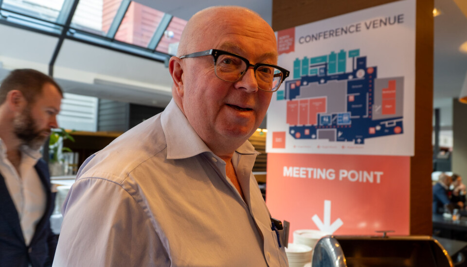 Det er flere oppdrettere på plass under NASF-konferansen i Bergen. På spørsmål om den nye fargeleggingen, svarer Gerhard Alsaker kontant: - Det egner seg ikke på trykk.