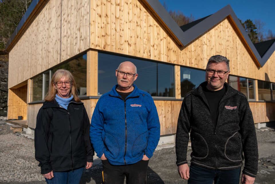Oddny Helene Ljones, Jarle Tveiten og Tor-Bjørn Kolltveit er glade for at dei no har fått flytta inn i nytt og stort administrasjonsbygg på Valland i Norheimsund.