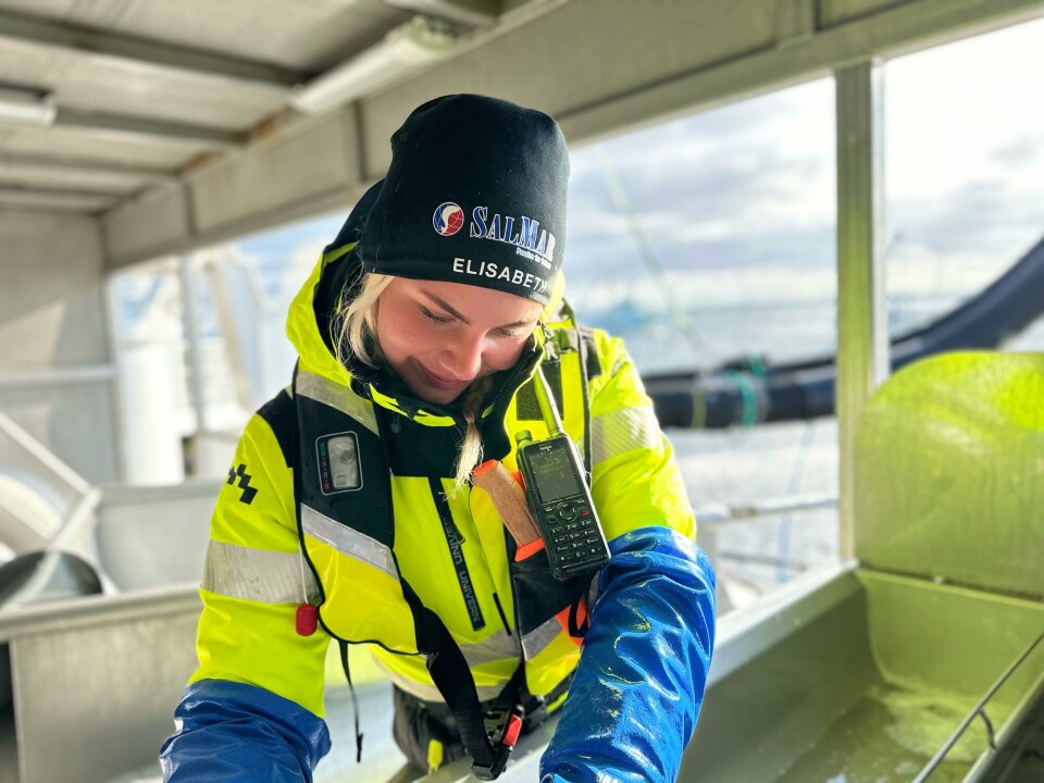Elisabeth Andrea Benjaminsen (22) har fagbrev i havbruksteknikk og studerer nå til «driftsleder akvakultur» ved siden av jobb på Campus BLÅ Fagskole. Foto: SalMar.