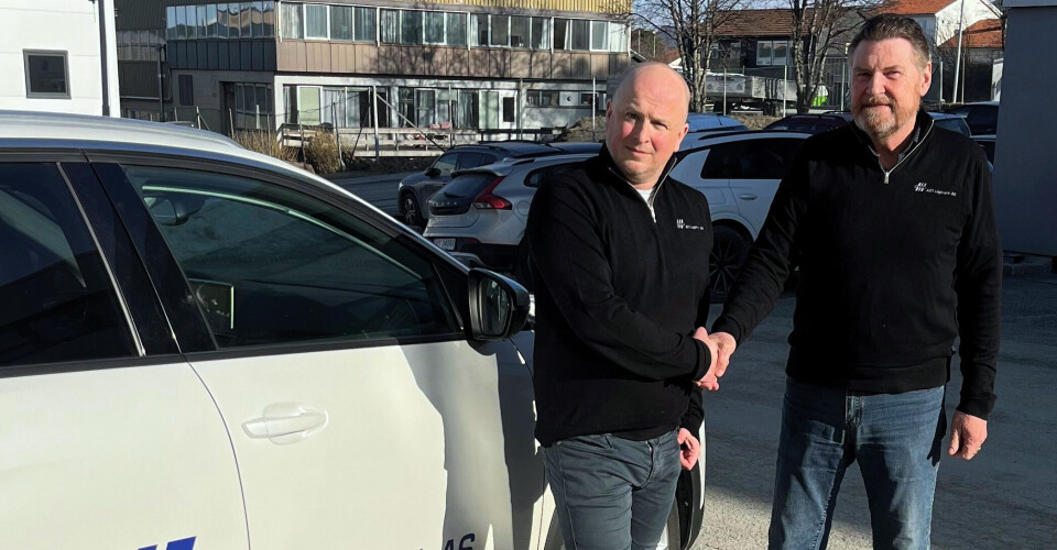 Einar Berg (t.h.) ønsker Bård Even Fossum velkommen som ny distriktssjef for Midt-Norge og Nord-Norge i ACT Logimark. Berg går av med pensjon etter 27 år som distriktssjef ved ACT Logimarks kontor i Trondheim.