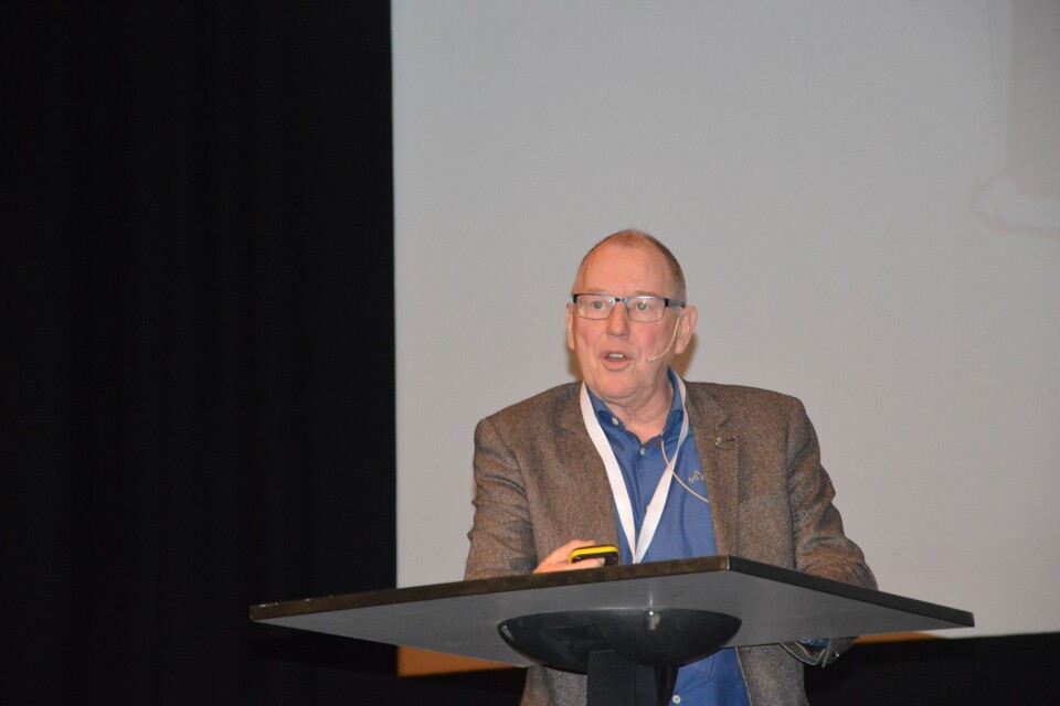 Noralf Rønningen, utviklingssjef i Aqualine sa under Medikamentfri lusebehandling-konferansen til FHF i forrige uke at deres nedsenkbare system kan holde lusekostnadene minimale, og gjøre at fisken slipper medikamentelle behandlinger. Foto: Therese Soltveit.