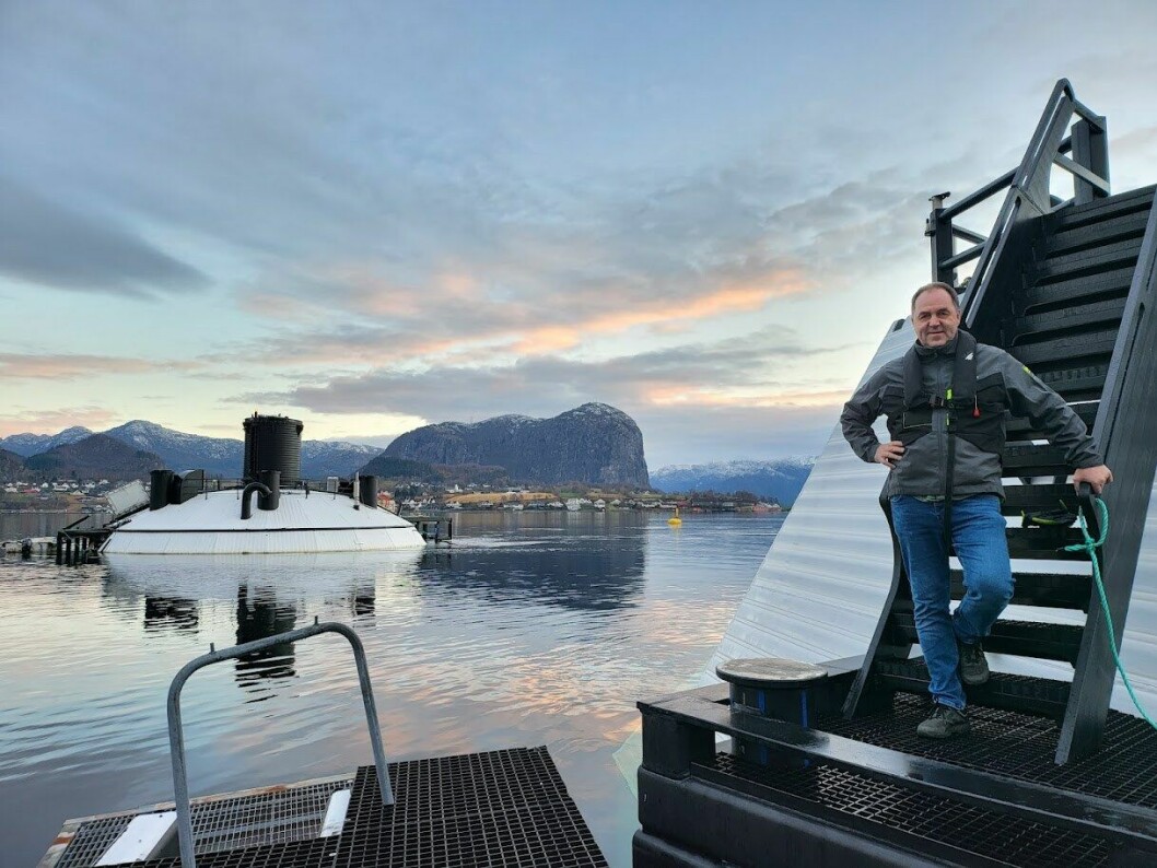 FishGLOBE-gründer Arne Berge er glad for utviklingen selskapet har hatt i 2021. Her er han avbildet på Grieg Seafoods lokalitet på Kilaneset, som driftes av Ryfish AS i samarbeid med Grieg. Foto: FishGLOBE.