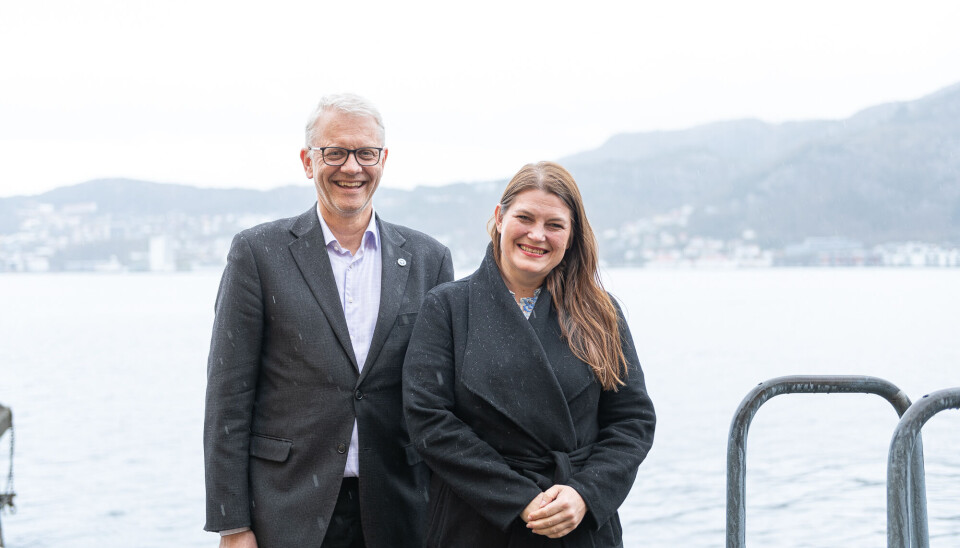 Havforskningsdirektør Nils Gunnar Kvamstø og fiskeri- og havministeren på kaien utenfor Nordnesbodene i Bergen.