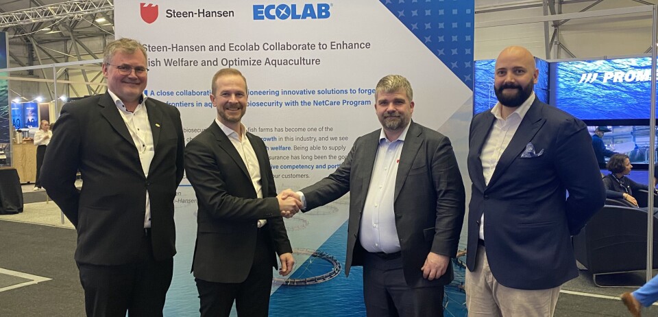 Steen-Hansen og Ecolab har inngått en avtale, som ble presentert på Havexpo 2024.
Fra venstre; Halvor Holder, «Account Manager Marine Proteins» og Lars Martin Haugberg, «Head of Sales Norway & Finland» i Ecolabs sammen med CEO Ulrik Ulriksen og Lowe Rehnberg som representerer hovedeier i Steen-Hansen (Accent Equity).