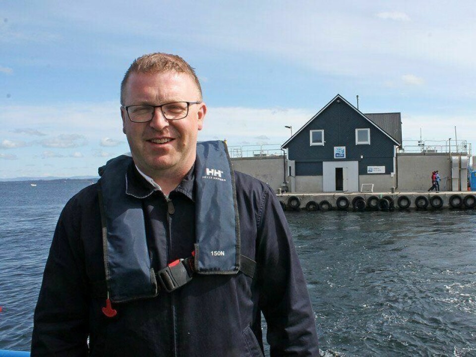 Daglig leder Øyvind Blom i Blom Fiskeoppdrett er positiv til bruken av hunder som kan markere over et gitt lusenivå. Foto: Blom Fiskeoppdrett