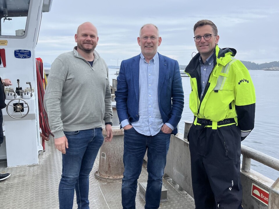 Daglig leder i Engesund, Svein Eivind Gilje (til høyre), sammen med de to nye eierne i Engesund, nemlig Telavåg Fiskeoppdrett og Troland Lakseoppdrett.