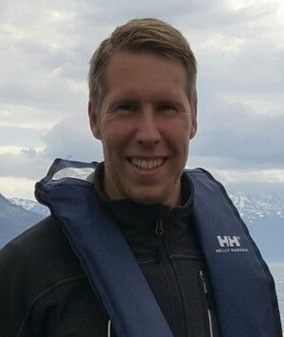 Kasper Tangen var ofte ute i arbeid på merdkanten i hans tidligere jobber, noe han vil fortsette med i CageEye. Foto: privat.