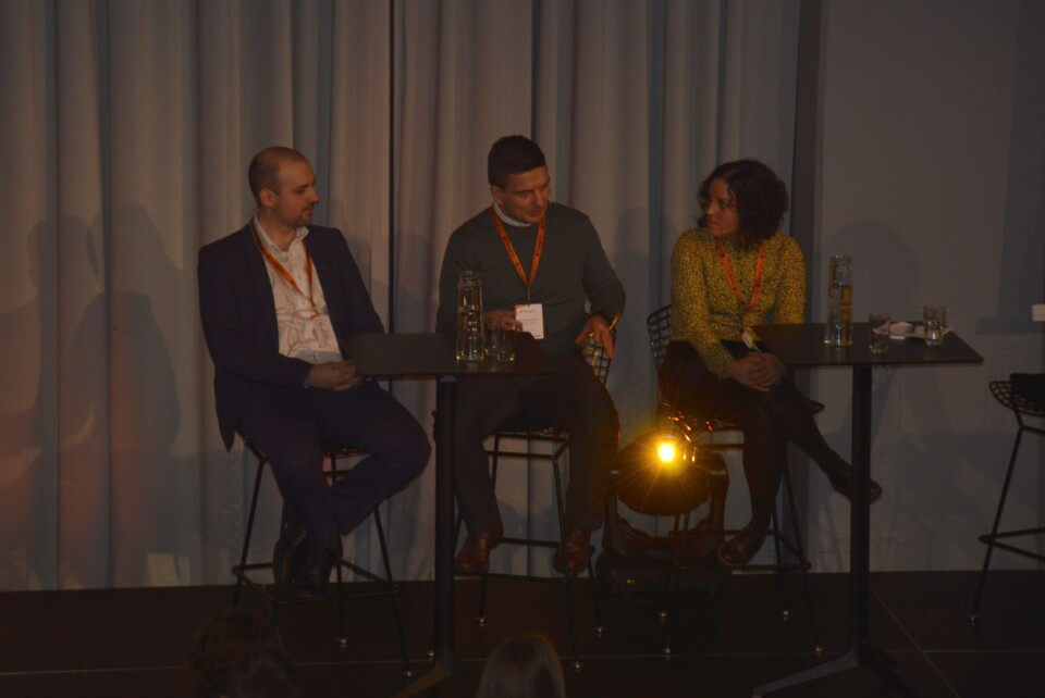 Christoffer Marøy (Eide Fjordbruk), Ole Christian Norvik (Atlantic Sapphire Danmark), og Stine Torheim (Grieg Seafood Finnmark) under paneldebatt på YoungFish-konferansen. Foto: Ole Andreas Drønen