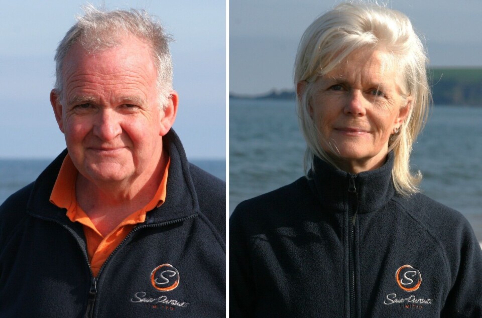 Grunnleggerne av Salar Pursuits, Andrew og Colette Bett, har utviklet det de mener er en rimelig og praktisk metode for å holde lus, maneter og algeoppblomstringer ute av laksemerder.