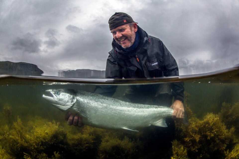 Programleder Kenneth Bruvik med sjølaks i Altafjorden. Foto: Audun Rikardsen. Kilde: NRK.