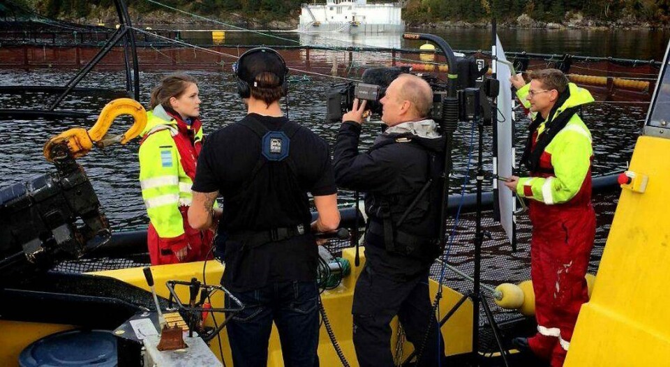 Marte Vassbotten i aksjon på merdkanten på en Steinvik Fiskefarm lokalitet, for å lage kampanjereklame for norsk laks. Foto: Norges Sjømatråd. Marte Vassbotten i aksjon på merdkanten på en Steinvik Fiskefarm lokalitet, for å lage kampanjereklame for norsk laks. Foto: Norges Sjømatråd.