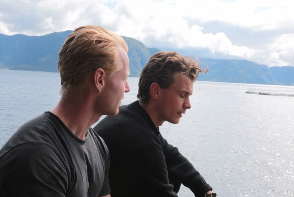 Fra venstre: Ole Troland (27) og Rasmus Bjånesøy (25). Sammen har de laget en mini-serie om havbruksnæringen. Foto: Privat.