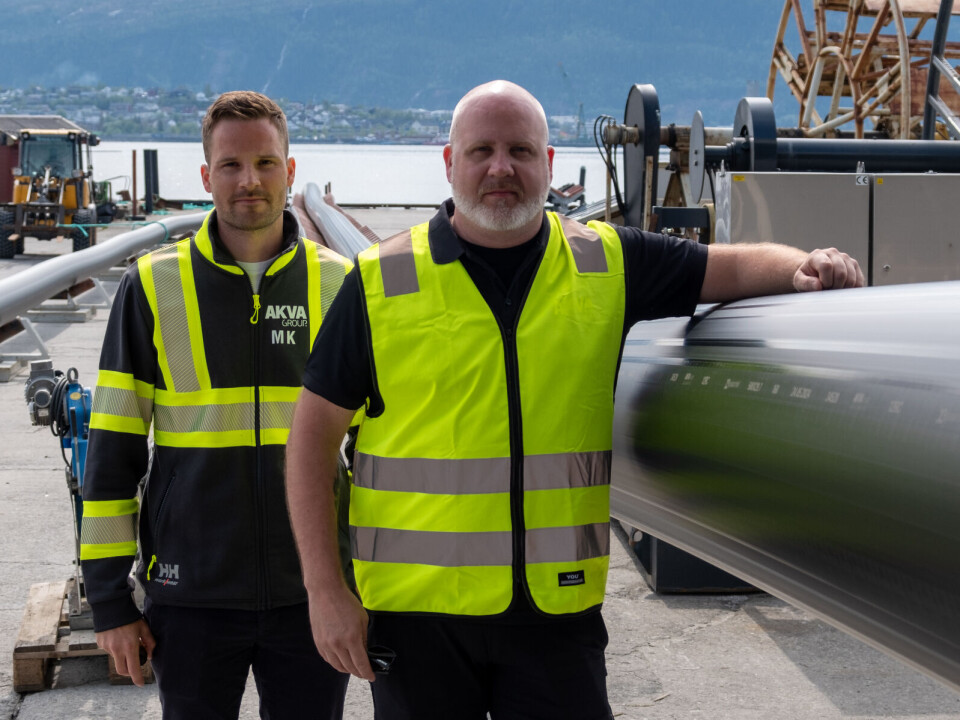 Martin Kalkenberg, logistikkansvarlig og innkjøpssjef, sammen med Tommy Kristiansen, kommersiell leder for båtproduksjonen til Helgeland Plast, viser frem de store dimensjonene på rørene som produseres ved selskapets plastfabrikk.