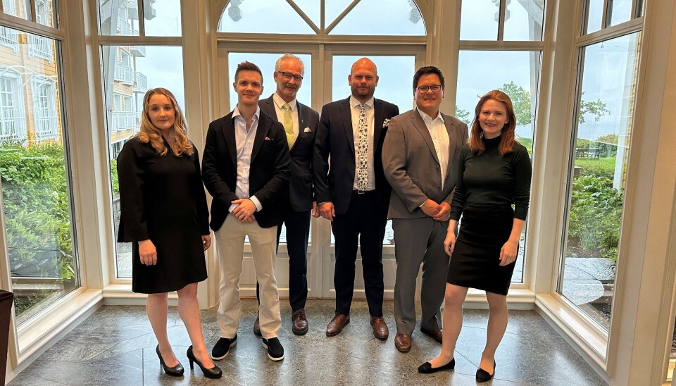 F.v. Styremedlem Marte Hatlevik fra Osland Havbruk, Erlend Vassbotten fra Steinvik Fiskefarm, Styreleder Tom Jarle Bjørkly fra Mortenlaks, 2.vara Svein Arve Forland fra Telavåg Fiskeoppdrett, 1.vara Johannes Njåstad Møgster fra Langøylaks & nestleder Anne Marte Tombre. Line Ellingsen fra Ellingsen Seafood er ikke tilstede på bilde.