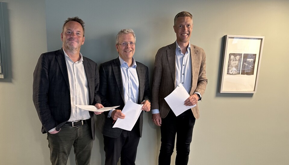 Fellesforbundet og Sjømat Norge har kommet til enighet om årets lønnsoppgjør for havbruksnæringen. Her er forhandlingslederne Geir Ove Ystmark fra Sjømat Norge og Christian Justnes fra Fellesforbundet med mekler Torkjel Nesheim i midten.