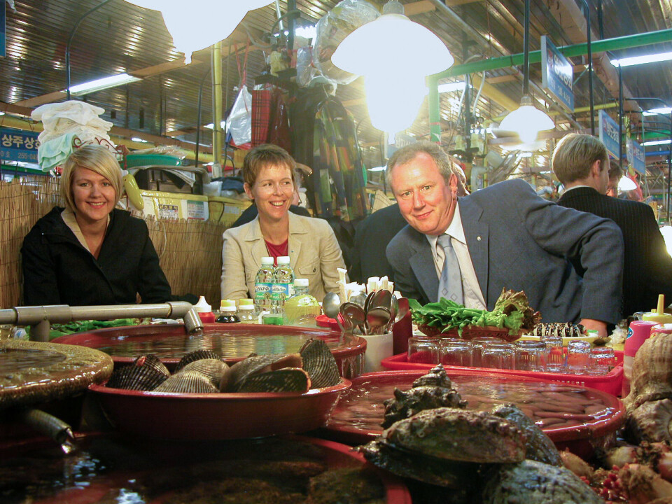 Den norske delegasjonen knyttet til det offisielle besøket fiskerimister Svein Ludvigsen gjennomførte til Japan og Sør-Korea i 2003, ble bespist på fiskemarkedet i Busan. F.v. Åshild Nakken (da representant for Eksportutvalget for fisk), Merete Kristiansen (også Eksportutvalget for fisk) og Knut Erik Olsen.