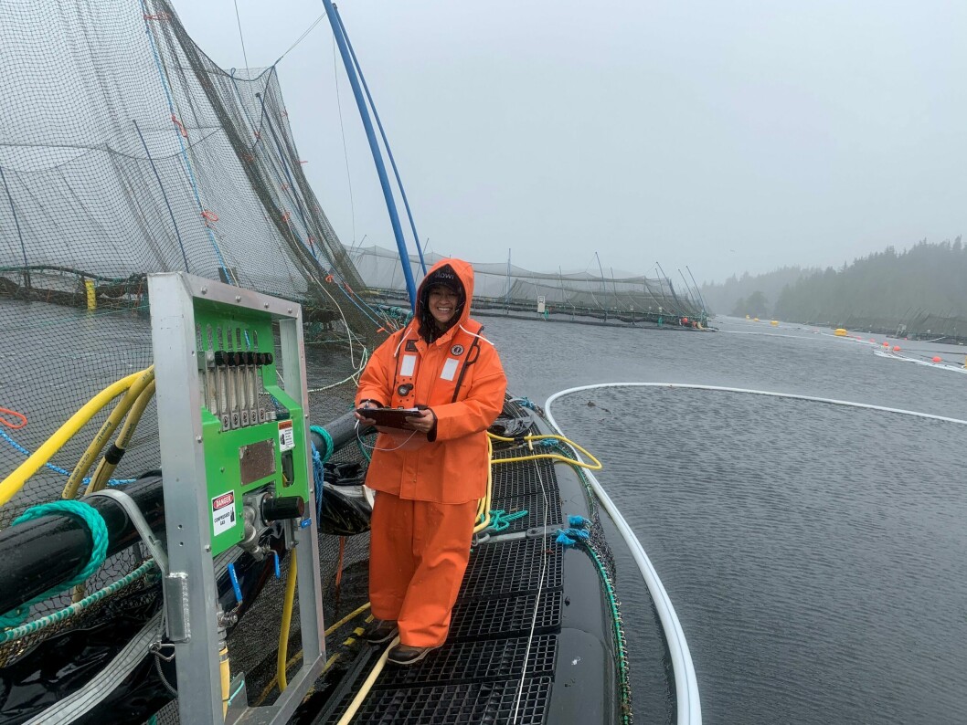 Kaitlin Guitard, en av Mowi Canada Vest sine ansatte på vannkvalitet tar prøver i regnet. Foto: Mowi