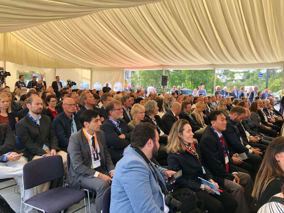 Publikum venter spent på den offisielle åpningen av messen. Foto: Ole Andreas Drønen.