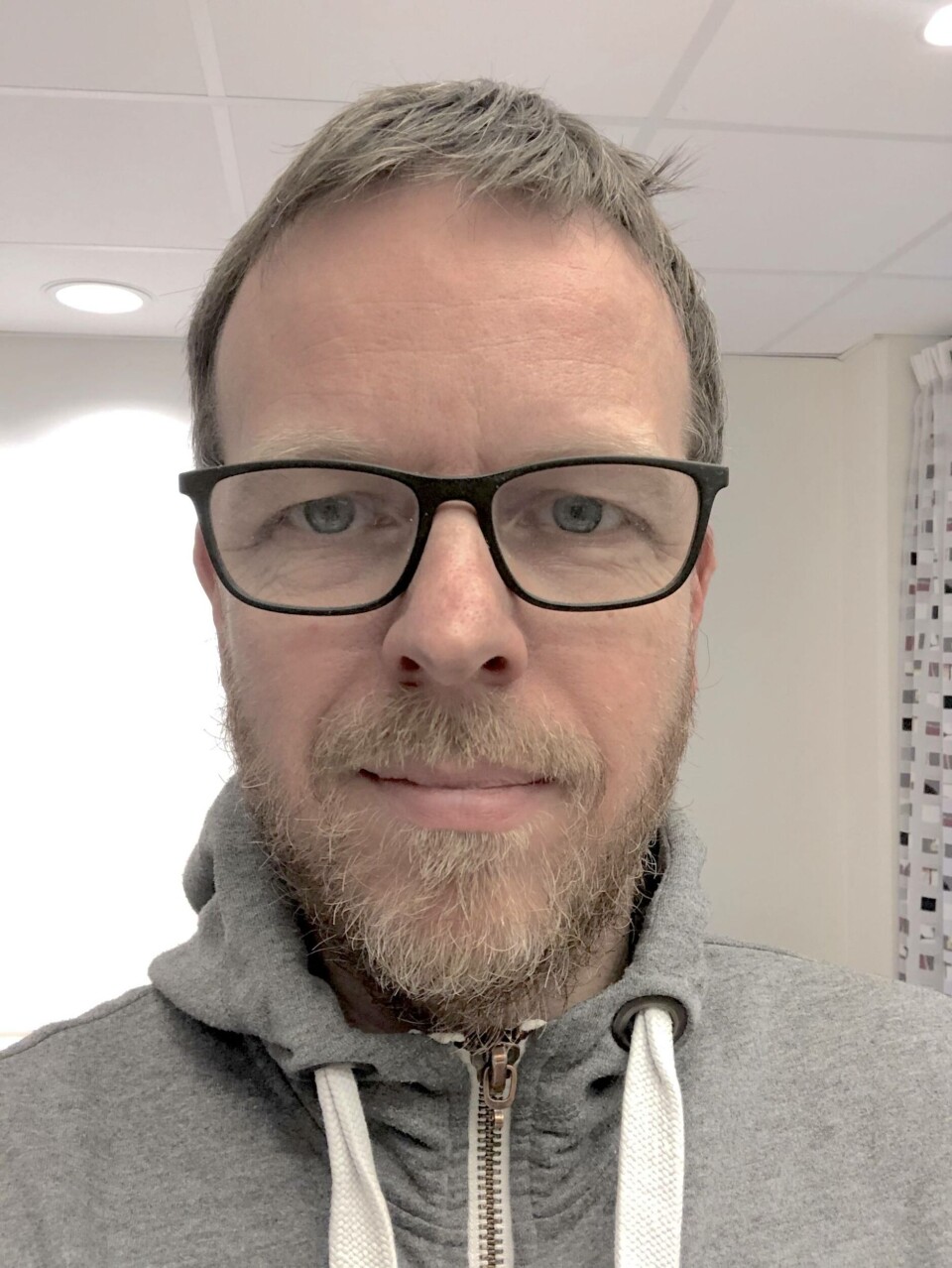 Prosjektleder Runar Hanssen i Elektro Bodø sier dette er første gang de er med på å bygge et landbasert oppdrettsanlegg, og håper og tror at dette kan være en døråpner inn i havbruksnæringen. Foto: Elektro Bodø.