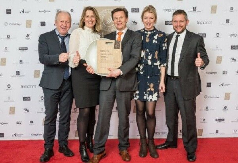 Salma-gründer Olav Svendsen jr f.v, markedsdirektør Inger Saxebøl, administrerende direktør Trym Eidem Gundersen, marketingsjef Christine Okkenhaug Monsen og salgs-og markedsdirektør i Salmon Brands Simon Nesse Økland er meget fornøyde med prisen i Det Norske Måltid. Foto: Salma.no