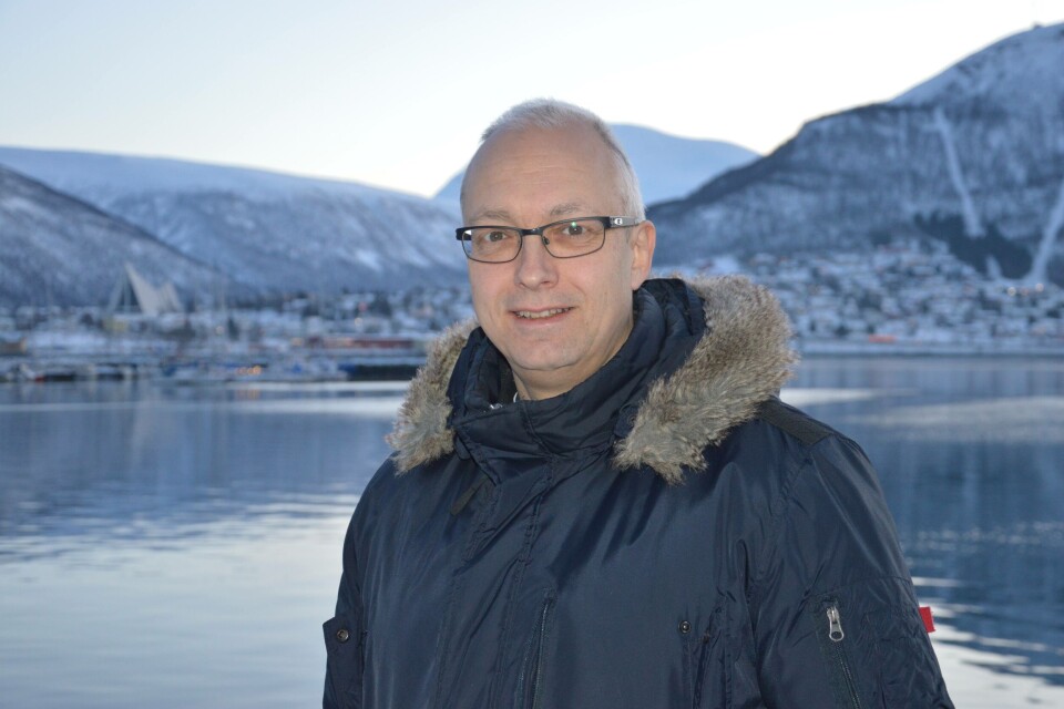 Paul Aandahl, analytiker i sjømatrådet foran kystens hus i Tromsø. Foto: Therese Soltveit.