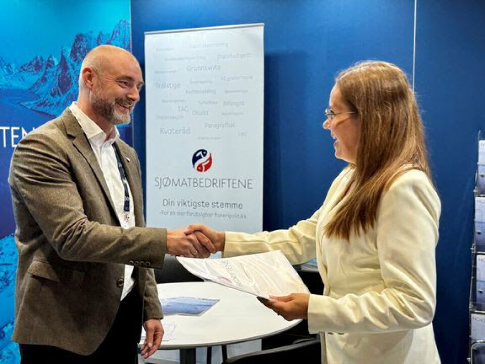 Robert H. Eriksson overekker forslaget fra Sjømatbedriftene til Fiskeri- og havministeren Marianne Sivertsen Næss.