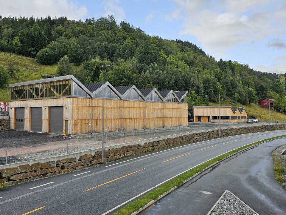 Den nye basen til Jarle Tveiten Transport i Hardangerveien 242 ligg rett ved fjorden med utsikt bort mot Folgefonna, og er omkransa av siderproduksjonen til nabobedrifta.