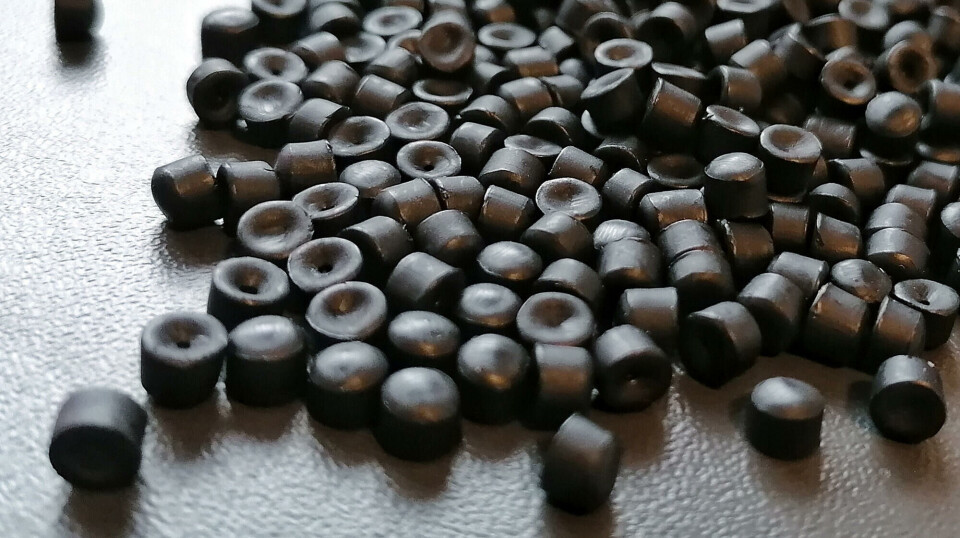 Granulert plast: Granulering er en prosess der plasten kuttes opp i små biter, kalt granulat, som deretter brukes som råmateriale i produksjon av nye plastprodukter. Foto: Oceanize.2