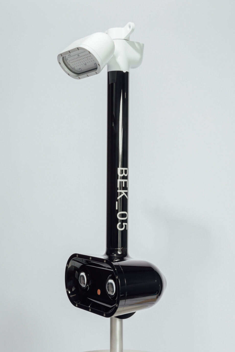 Et kamera senkes ned i merden, sammen med et dataskap ved merdkanten.