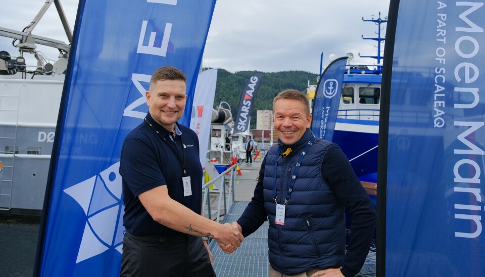 Ole Christian Norvik, CEO i Mekon, og Bernt Lilliestråle, CEO i Moen Marin tar hverandre i hånden etter avtale om forlenging av samarbeidsavtale.