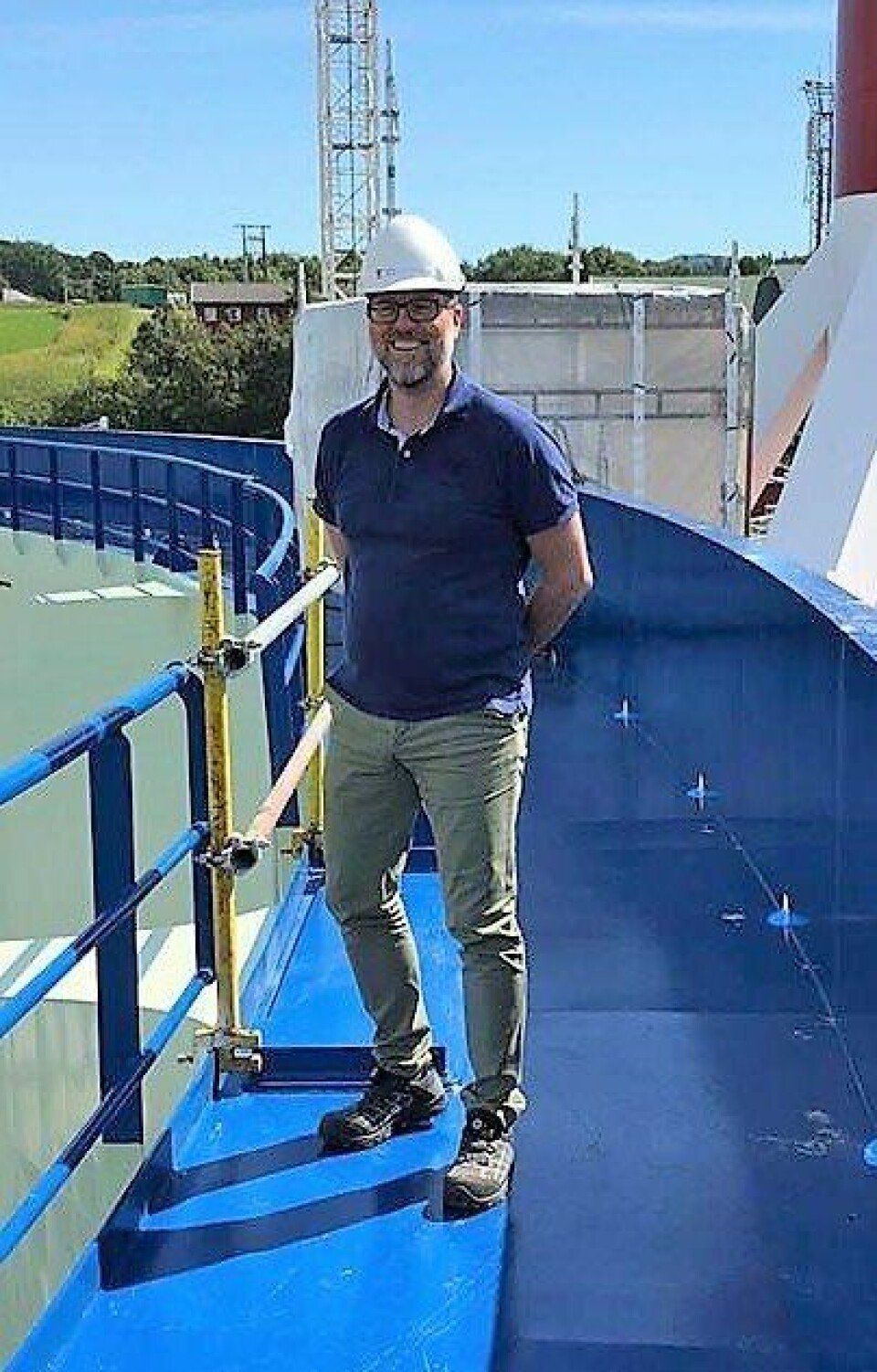 Steingrim Holm, prosjektleder for utviklingskonseptet Aquatraz, i Midt-Norsk Havbruk her avbildet på den første Aquatraz merden. Foto: Midt-Norsk Havbruk