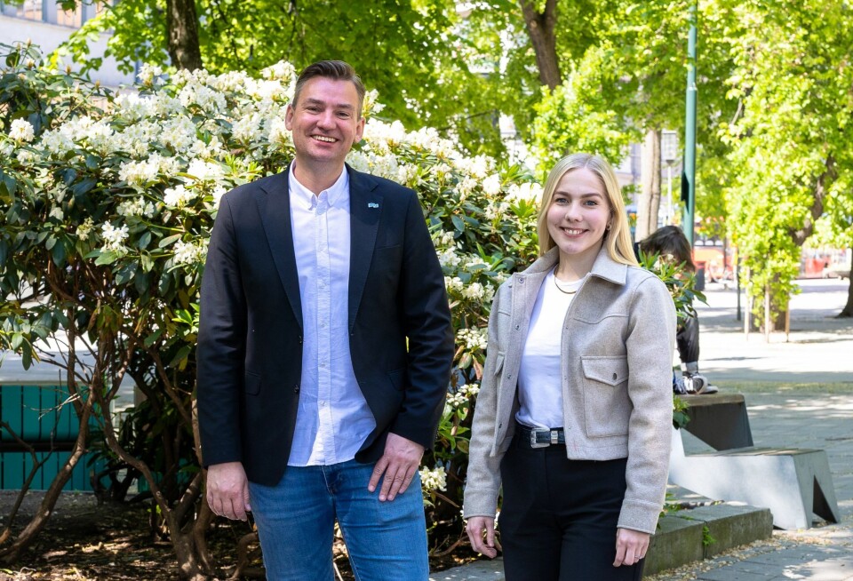 T.v.: Høyres 1. nestleder og leder for programkomiteen Henrik Asheim. T.h.: Nestleder i programkomiteen Mari Holm Lønseth.