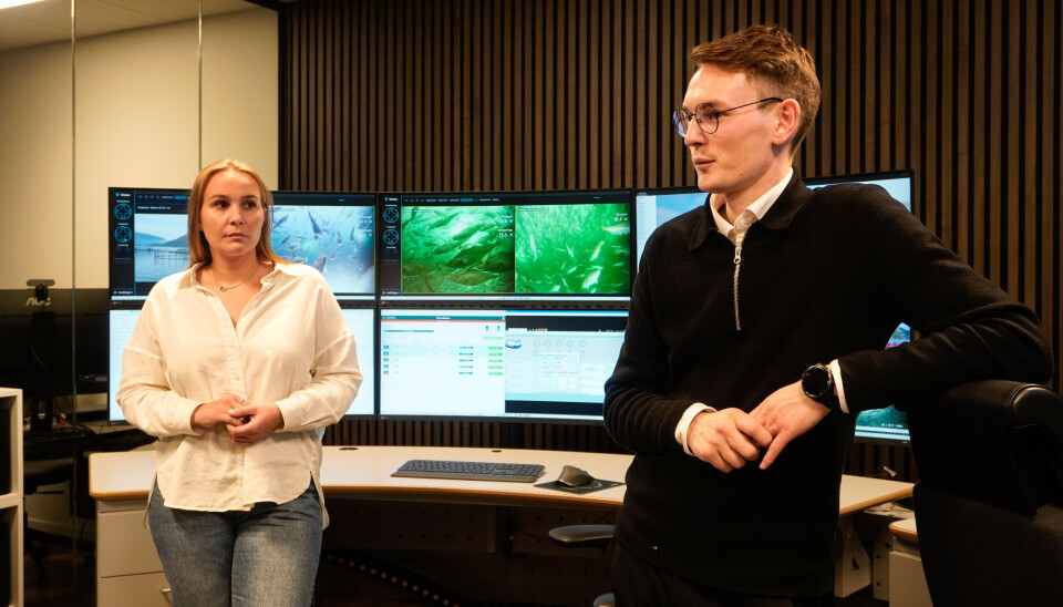 Inne fra Ode sin forsentral i Ålesund mates oppdrettstorsken på selskapets fem lokaliteter. Her er Ingrid Nygård, teamleder fôrsentral, sammen med Falk D. Øveraas, som er samfunns- og myndighetskontakt.